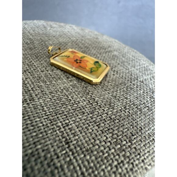 Vintage Mother Of Pearl 18kt Flower Pendant Inlayed Hand Painted Handcrafted - Picture 6 of 6